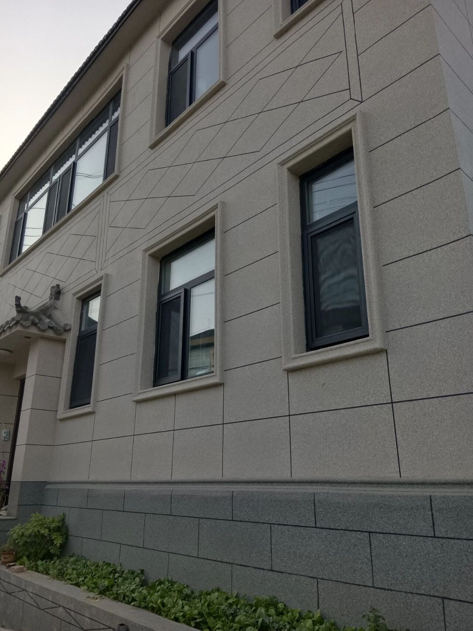 外墻保溫真石漆與室內(nèi)外裝修服務(wù)全解析 打造美觀(guān)耐用的理想空間